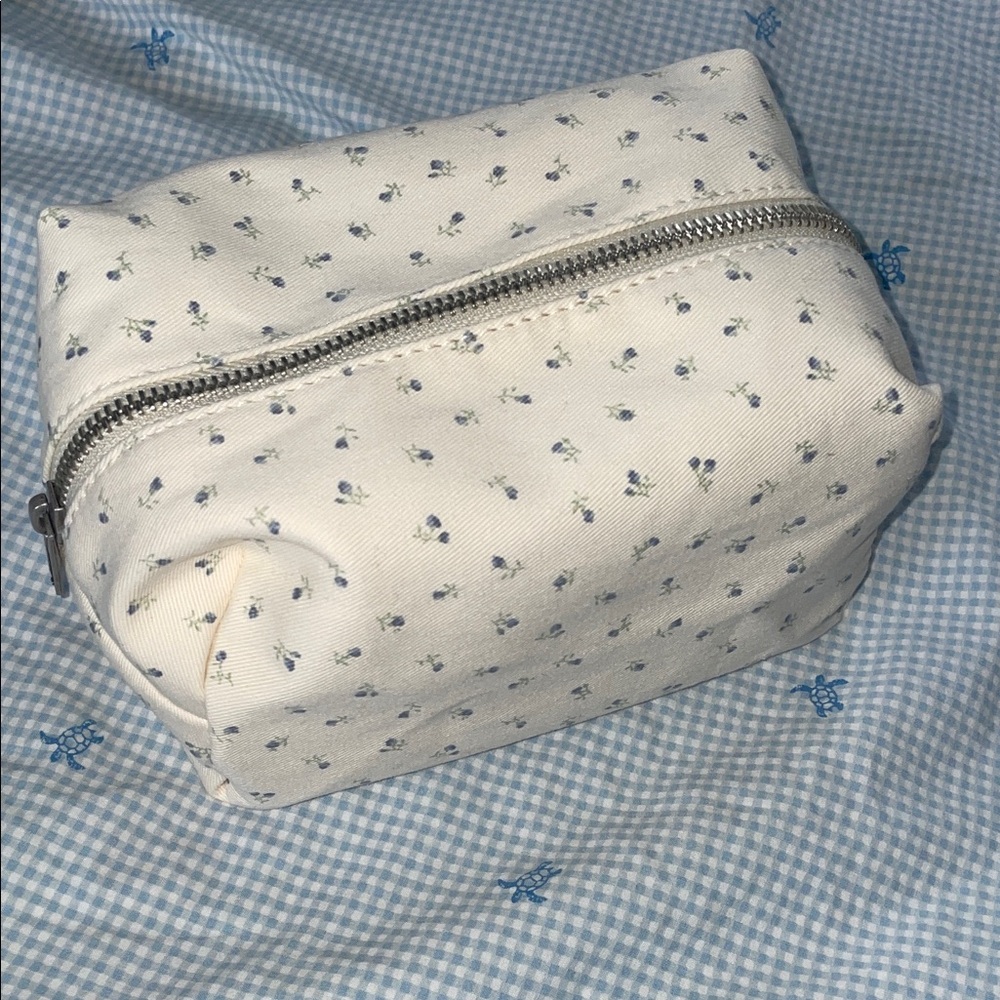 NWOT Brandy Melville Cream Floral Travel Bag
